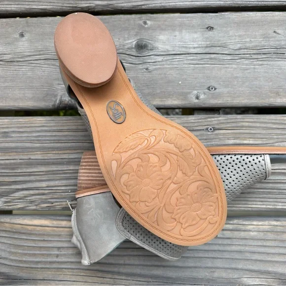 Sofft Gray Leather Perforated Booties NWOT - Picture 3 of 4